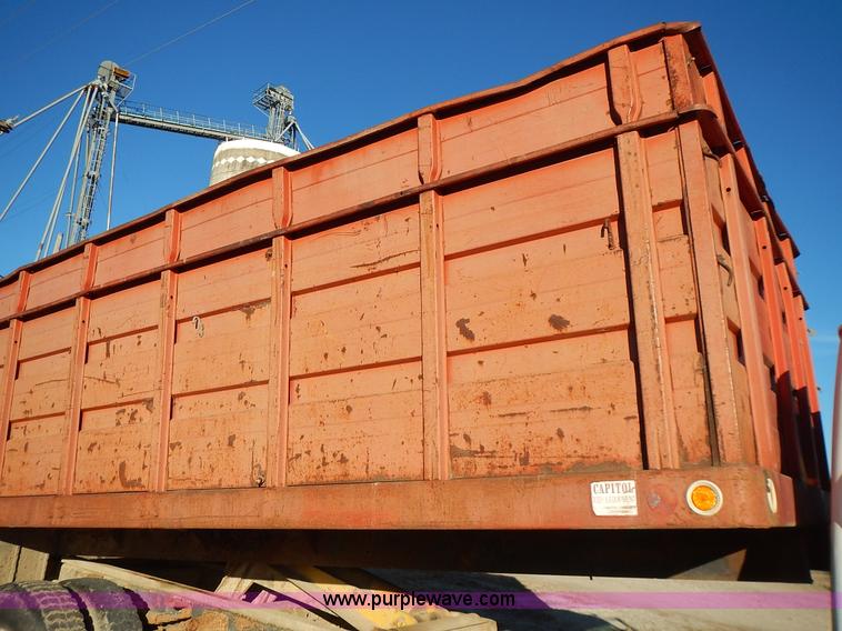 image for item L3590 1978 International Loadstar 1700 grain truck