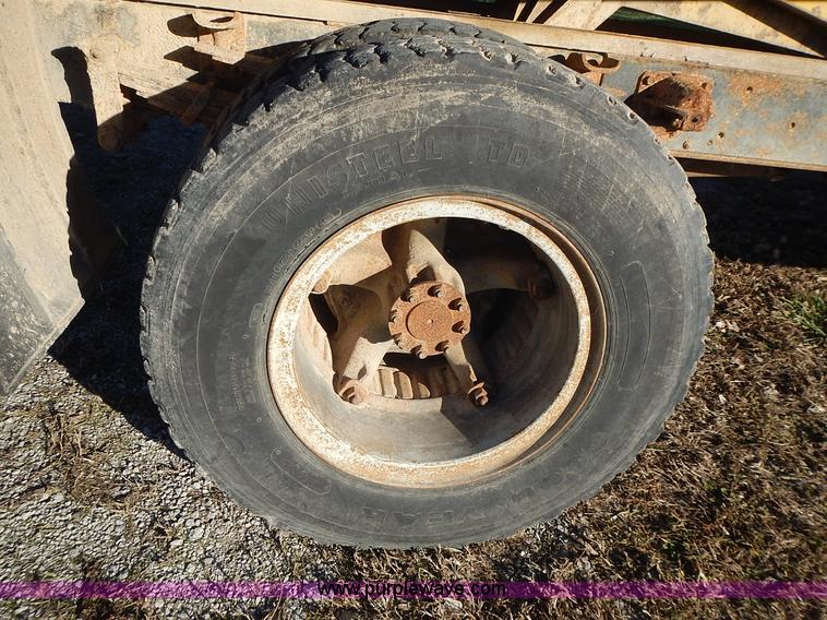 image for item L3590 1978 International Loadstar 1700 grain truck