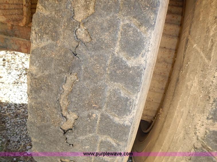 image for item L3590 1978 International Loadstar 1700 grain truck