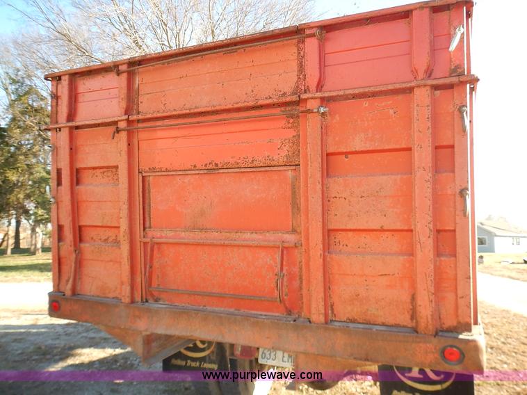 image for item L3590 1978 International Loadstar 1700 grain truck