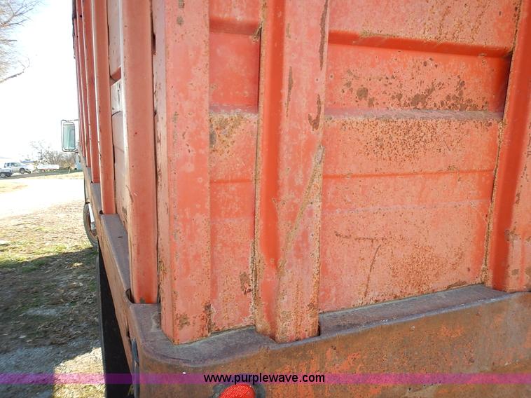 image for item L3590 1978 International Loadstar 1700 grain truck