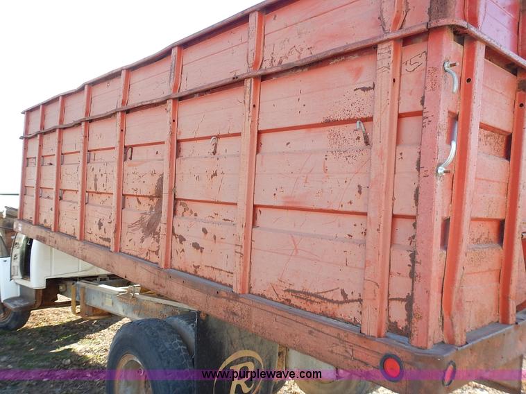 image for item L3590 1978 International Loadstar 1700 grain truck