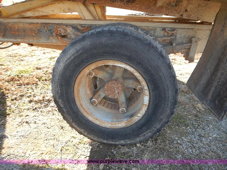 image for item L3590 1978 International Loadstar 1700 grain truck