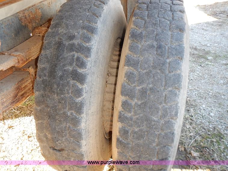 image for item L3590 1978 International Loadstar 1700 grain truck