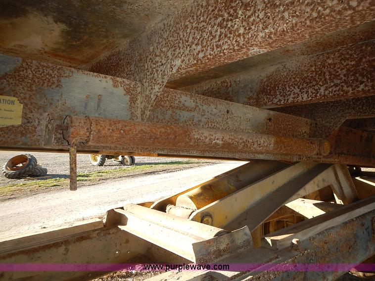 image for item L3590 1978 International Loadstar 1700 grain truck