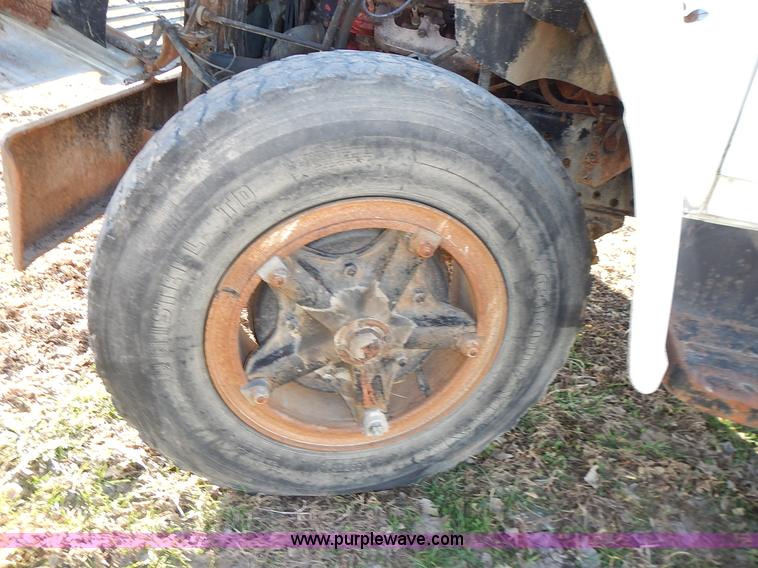 image for item L3590 1978 International Loadstar 1700 grain truck