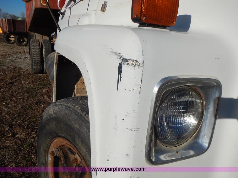 image for item L3590 1978 International Loadstar 1700 grain truck