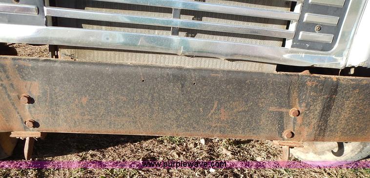 image for item L3590 1978 International Loadstar 1700 grain truck