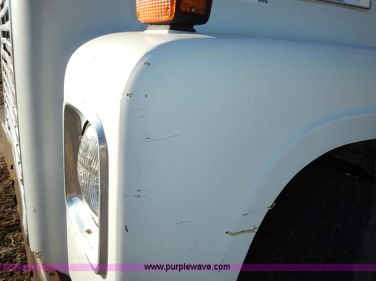 image for item L3590 1978 International Loadstar 1700 grain truck