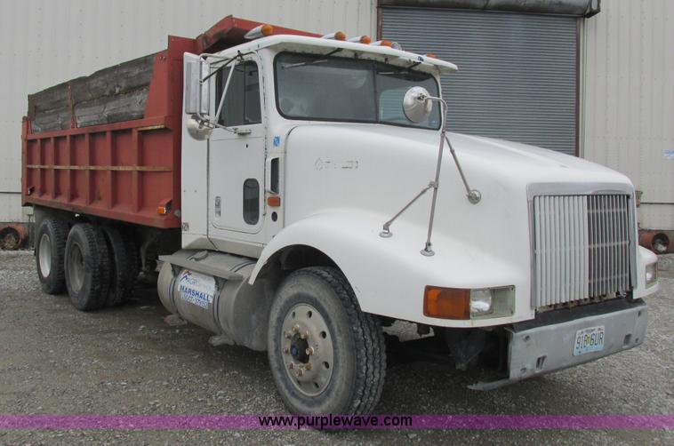 image for item L4128 1992 International 9400 grain truck