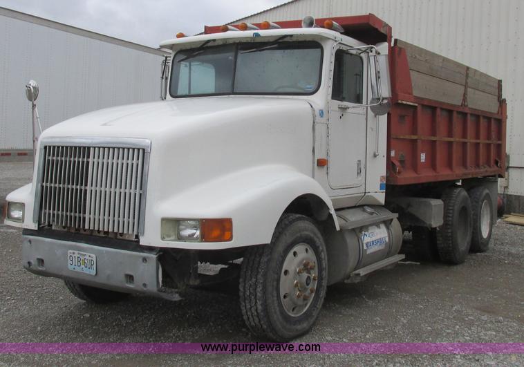 image for item L4128 1992 International 9400 grain truck