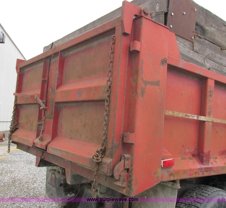 image for item L4128 1992 International 9400 grain truck