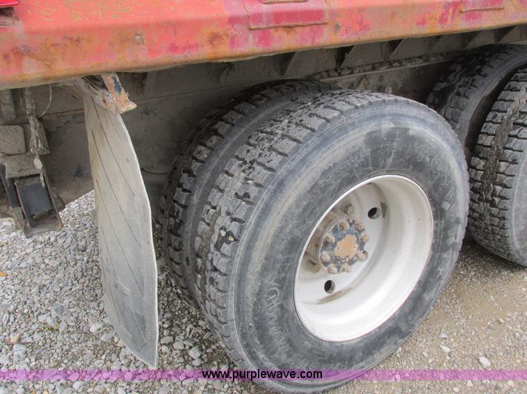 image for item L4128 1992 International 9400 grain truck