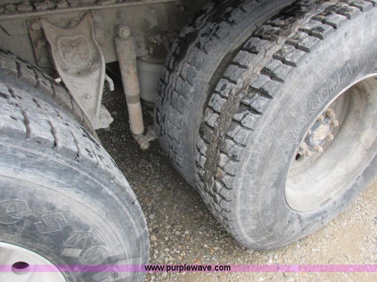 image for item L4128 1992 International 9400 grain truck