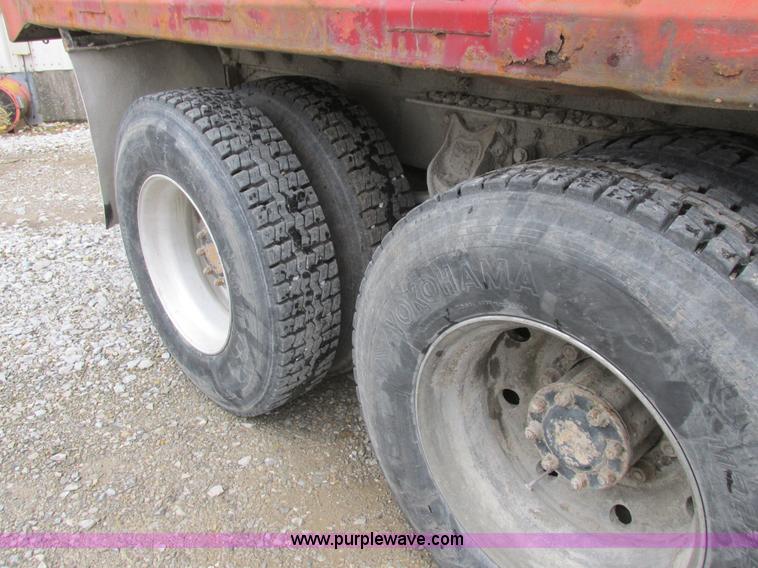 image for item L4128 1992 International 9400 grain truck