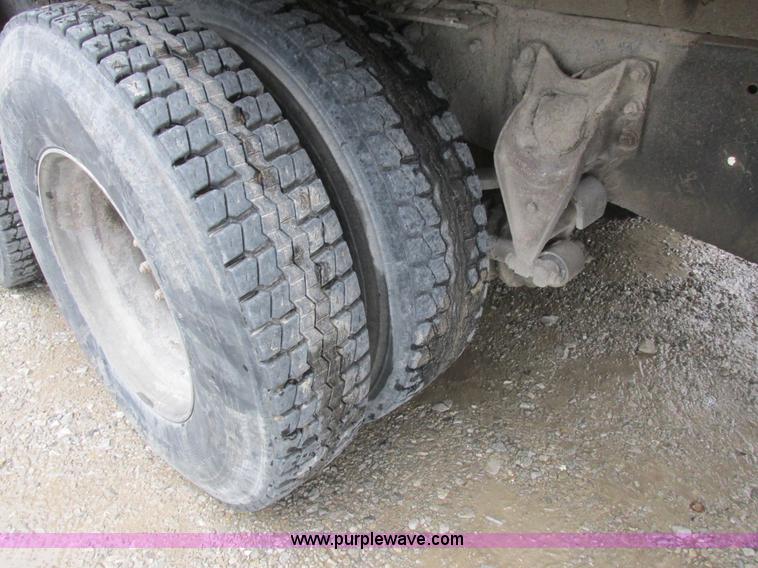 image for item L4128 1992 International 9400 grain truck