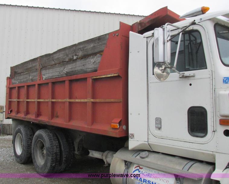 image for item L4128 1992 International 9400 grain truck