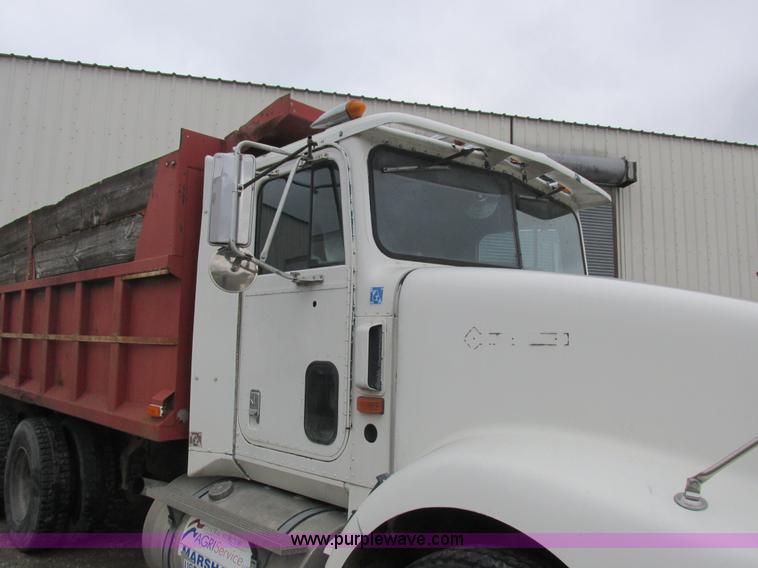image for item L4128 1992 International 9400 grain truck
