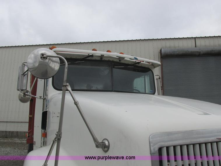 image for item L4128 1992 International 9400 grain truck