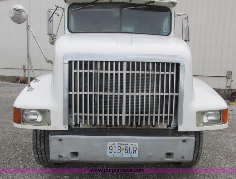 image for item L4128 1992 International 9400 grain truck