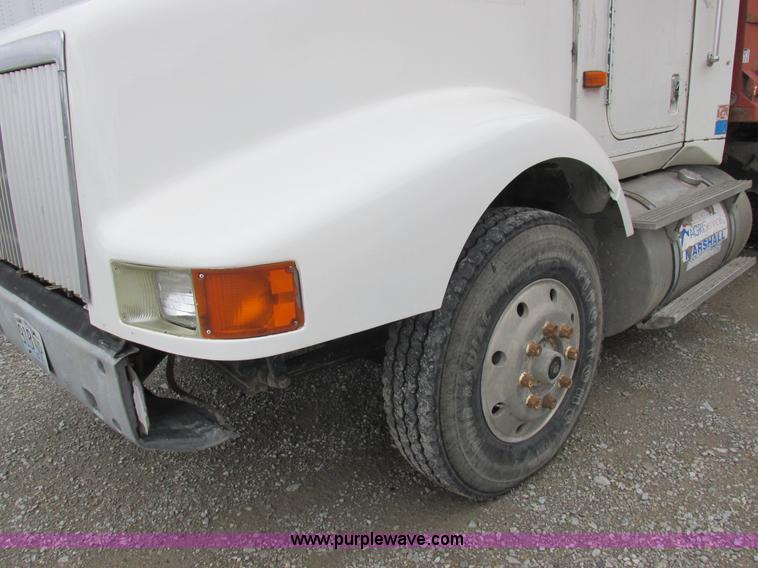 image for item L4128 1992 International 9400 grain truck