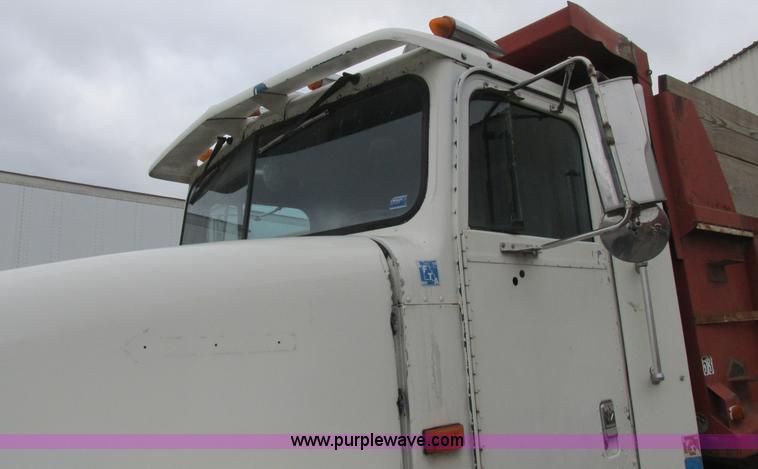 image for item L4128 1992 International 9400 grain truck