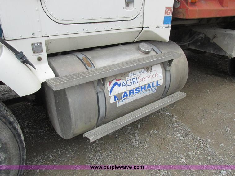 image for item L4128 1992 International 9400 grain truck