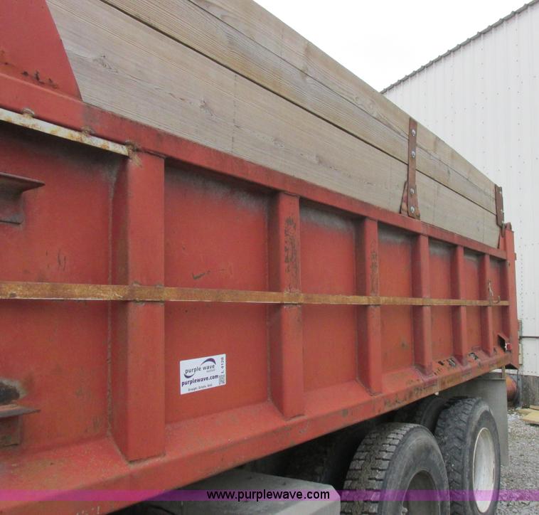 image for item L4128 1992 International 9400 grain truck