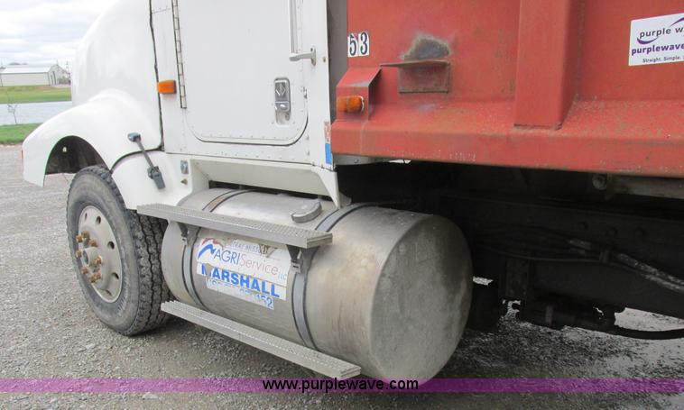 image for item L4128 1992 International 9400 grain truck