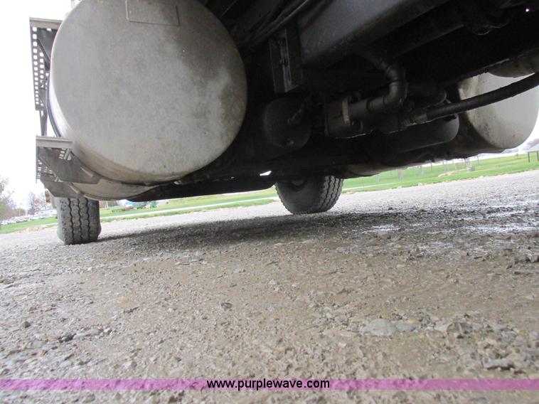 image for item L4128 1992 International 9400 grain truck