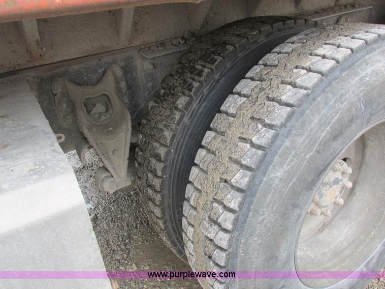 image for item L4128 1992 International 9400 grain truck