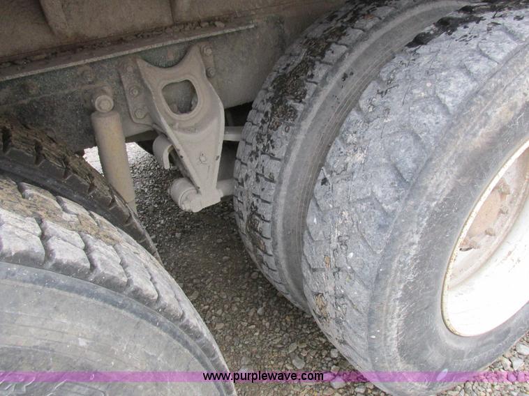 image for item L4128 1992 International 9400 grain truck