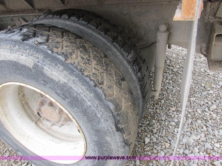 image for item L4128 1992 International 9400 grain truck