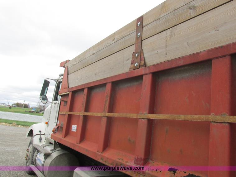 image for item L4128 1992 International 9400 grain truck