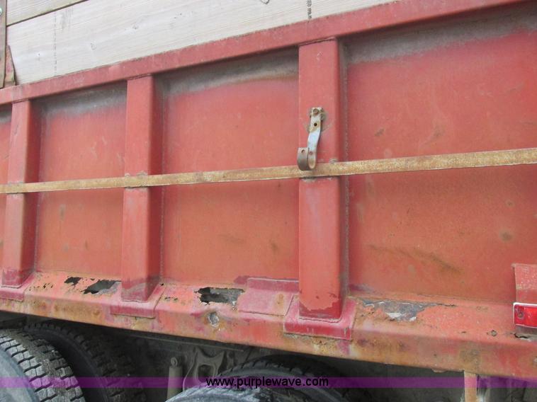 image for item L4128 1992 International 9400 grain truck