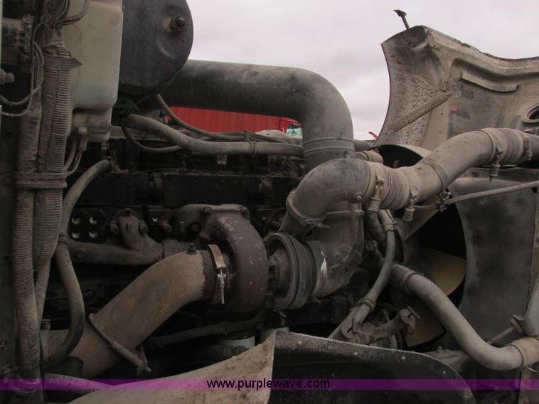 image for item L4128 1992 International 9400 grain truck