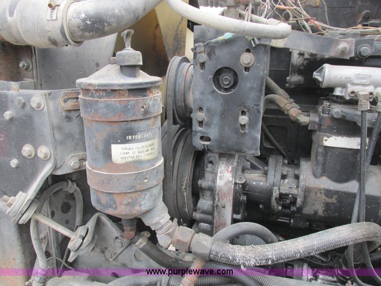 image for item L4128 1992 International 9400 grain truck