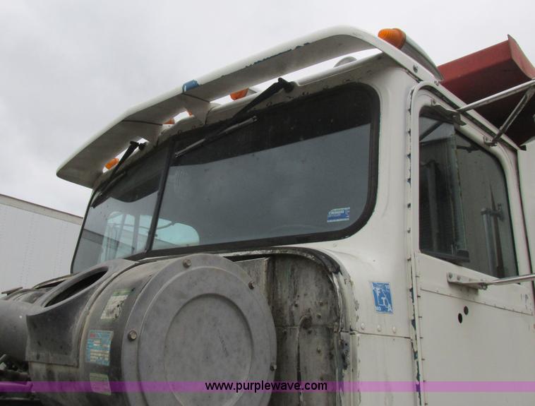 image for item L4128 1992 International 9400 grain truck