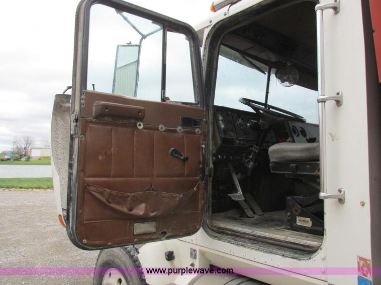 image for item L4128 1992 International 9400 grain truck