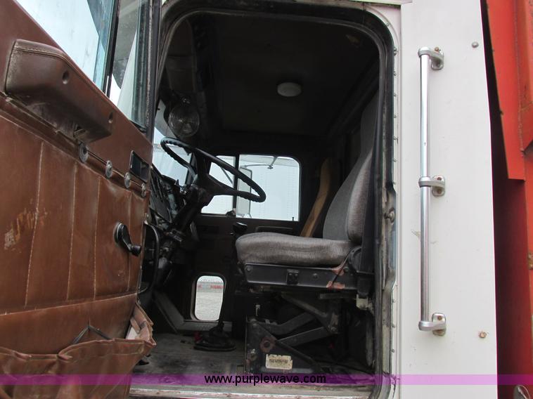 image for item L4128 1992 International 9400 grain truck