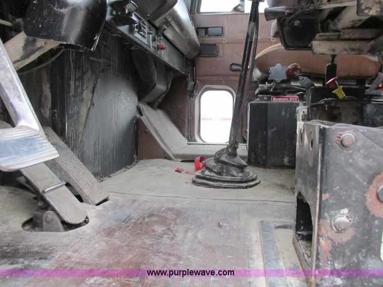 image for item L4128 1992 International 9400 grain truck