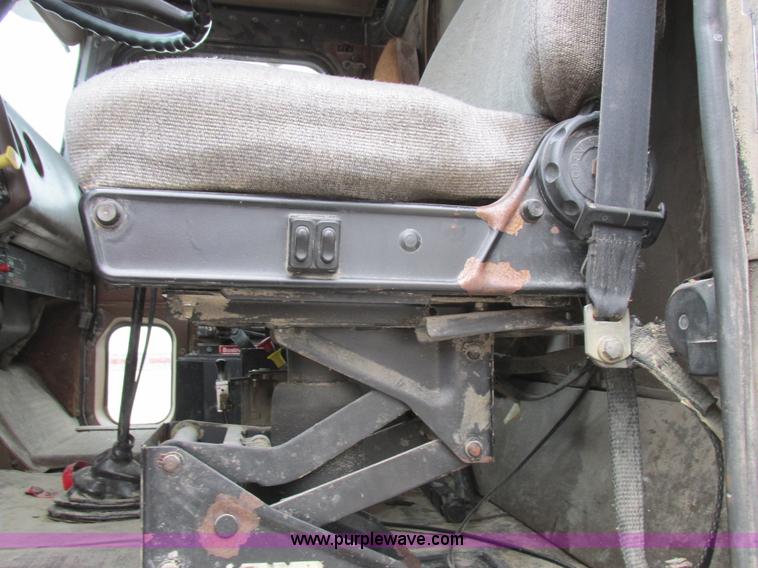 image for item L4128 1992 International 9400 grain truck