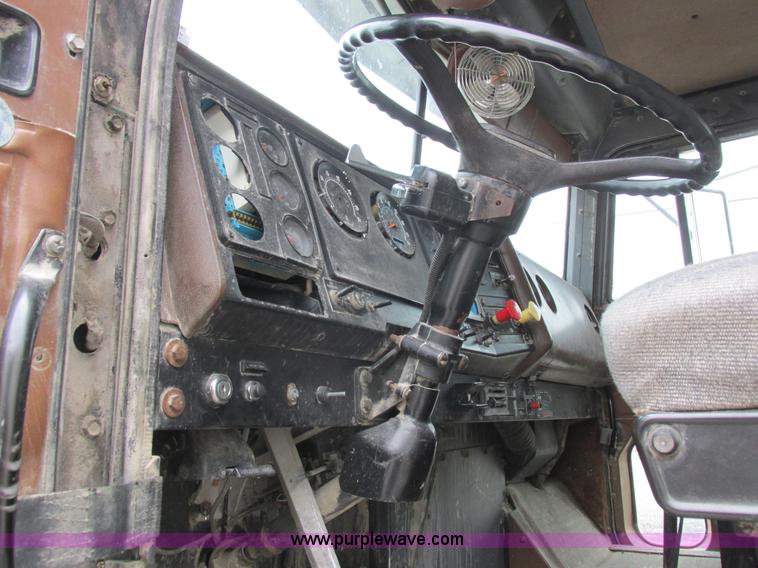 image for item L4128 1992 International 9400 grain truck