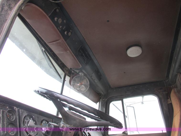 image for item L4128 1992 International 9400 grain truck