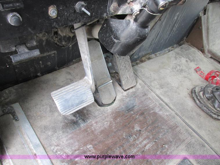 image for item L4128 1992 International 9400 grain truck