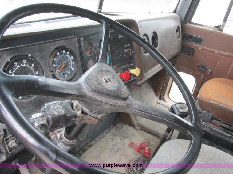 image for item L4128 1992 International 9400 grain truck