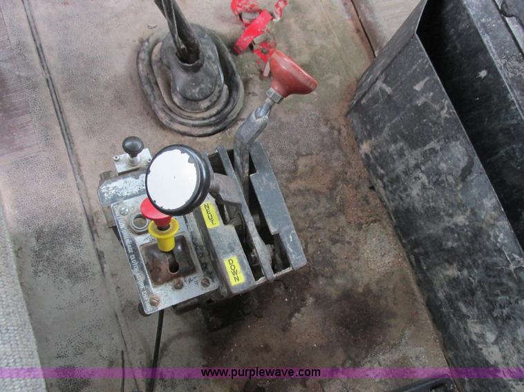 image for item L4128 1992 International 9400 grain truck