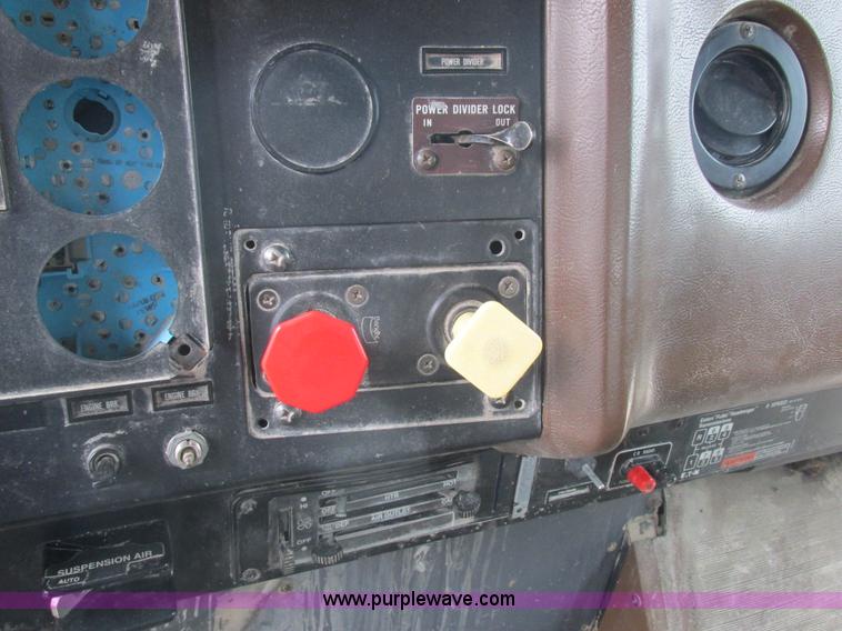 image for item L4128 1992 International 9400 grain truck