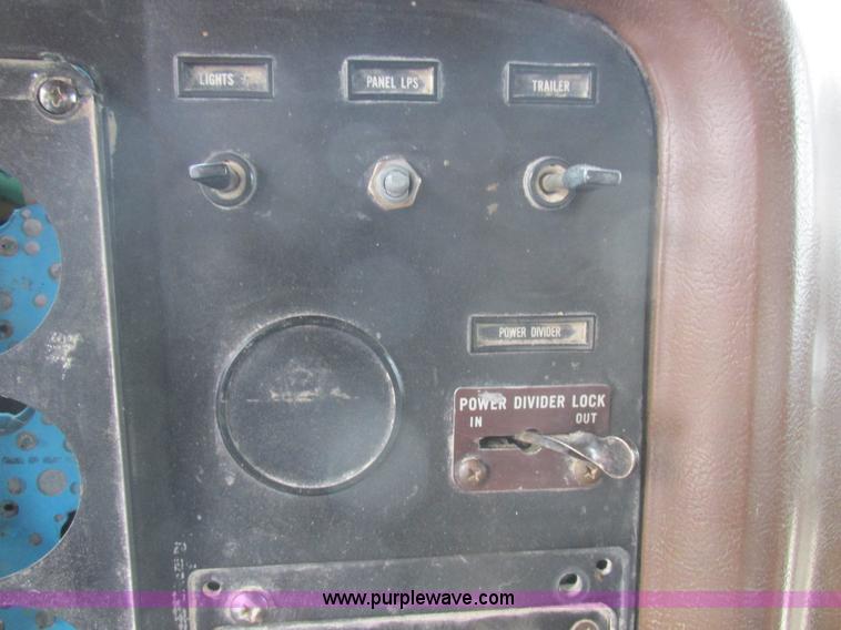 image for item L4128 1992 International 9400 grain truck