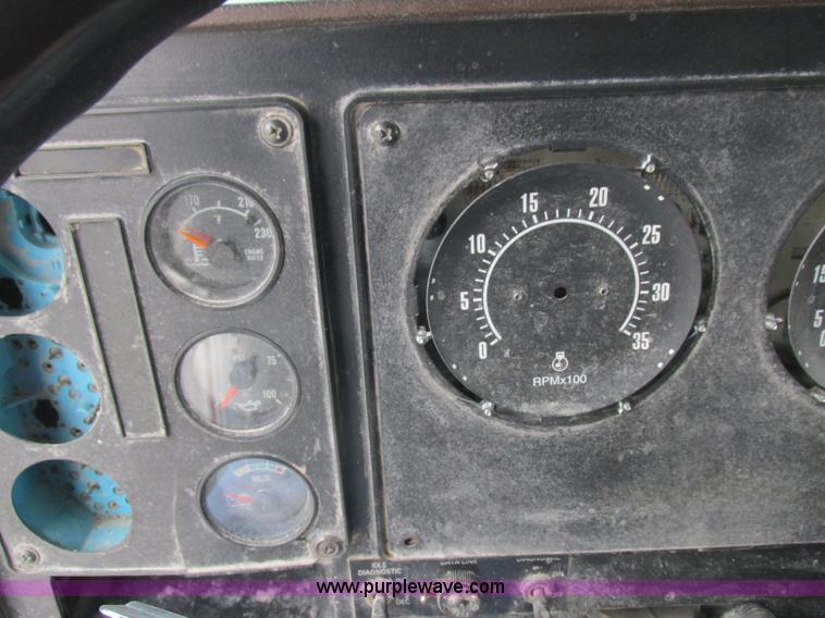 image for item L4128 1992 International 9400 grain truck